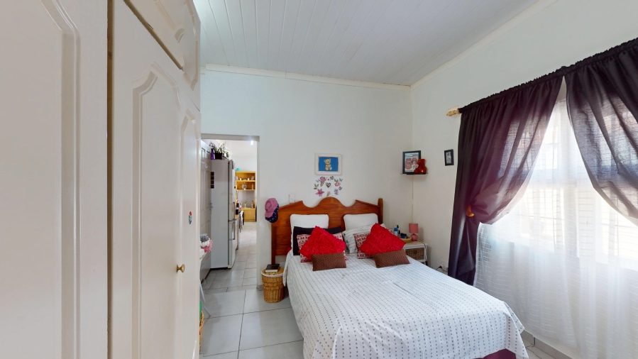 7 Bedroom Property for Sale in Sunbird Park Western Cape